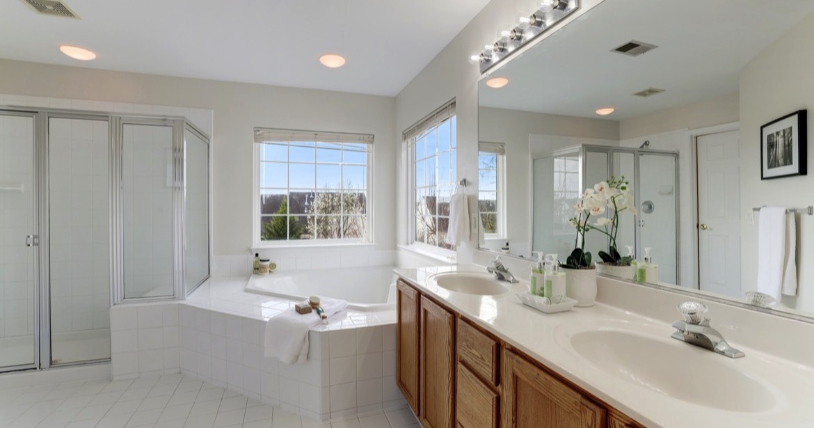 Garrell Group Real Estate Leesburgh 741 Bonnie Ridge Dr NE web 21 Primary Bathroom