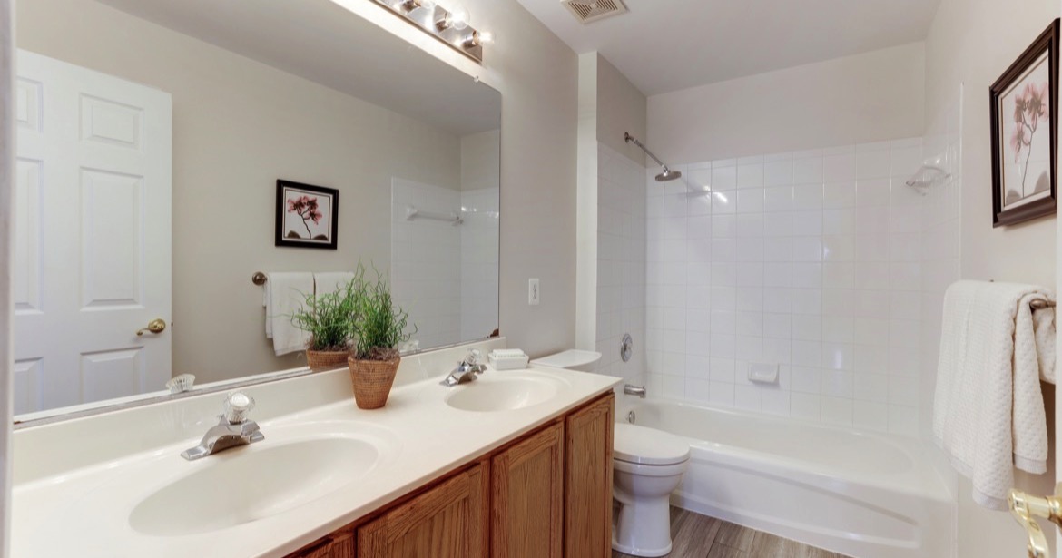 Garrell Group Real Estate Leesburgh 741 Bonnie Ridge Dr NE web 23 Second Bathroom